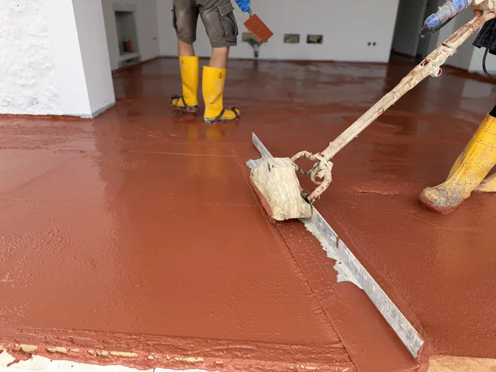 Posa artigianale di un pavimento continuo in cocciopesto ad Ansedonia